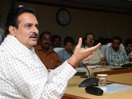 జగన్ పార్టీ దినేష్ రెడ్డి, కాంగ్రెస్ నేత విక్రమ్‌గౌడ్ హల్‌చల్