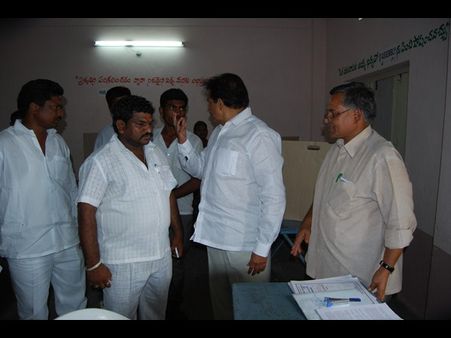 బూత్‌లలో జగన్ పార్టీ దినేష్ రెడ్డి హల్‌చల్ (పిక్చర్స్)