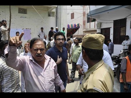 మజ్లీస్, ఎంబిటి ఘర్షణ: తీవ్ర ఉద్రిక్తత (పిక్చర్స్)