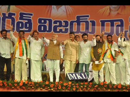  మోడీ, పవన్, బాబు: హిట్ కాంబినేషనా? (పిక్చర్స్)