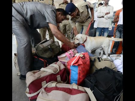 చెన్నై పేలుళ్లు: తనిఖీలు, ఆంధ్ర లక్ష్యమా? (పిక్చర్స్)