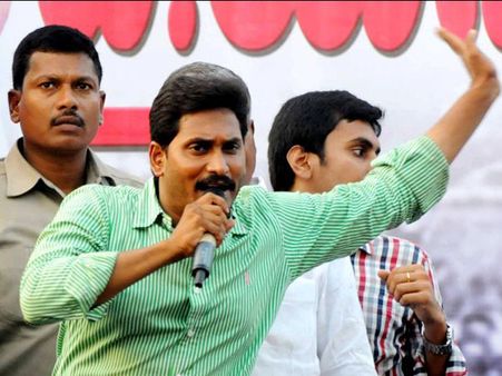 తప్పు చేయలేదు: జగన్, కెరీర్ పక్కబెట్టి: పవన్‌పై బాబు