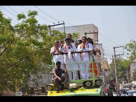 చిరు మాట్లాడలేదని ఫ్యాన్స్ ఆగ్రహం, ఇంటిపై రాళ్ల దాడి