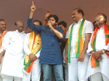 పవన్‌కళ్యాణ్ సభలో తొక్కిసలాట, నాలో కసిఉంది: బాబు