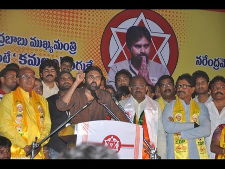 చిరంజీవి కంటే భేష్!: జగన్‌పై పవన్ కళ్యాణ్ పంచ్ డైలాగ్