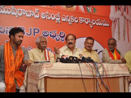 టివి యాంకర్‌తో ఎఫైర్: డిగ్గీకి వెంకయ్య గ్రీటింగ్స్ చురక!