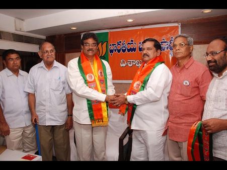 జగన్ ఓ కేడీ: బిజెపిలోకి మారెప్ప, జైల్లో పెడ్తాం: పవన్