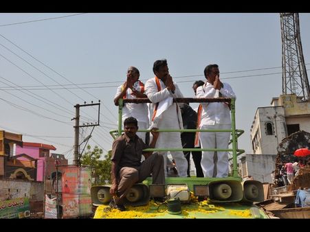 కలలోను: జగన్‌పై చిరు, వంద కోట్లు ఎక్కడివి: రావుల