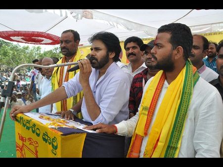వైయస్ వల్లే తెలంగాణ: పవన్, పౌరుషం చూపాలి: బాబు