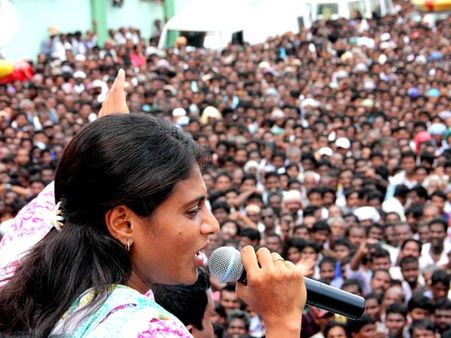 బాలకృష్ణ పనికి రాలేదని పవన్ కాళ్లు: బాబుపై షర్మిల