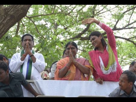 పవన్ కళ్యాణ్‌ను ఏకిపారేసిన షర్మిల (పిక్చర్స్)