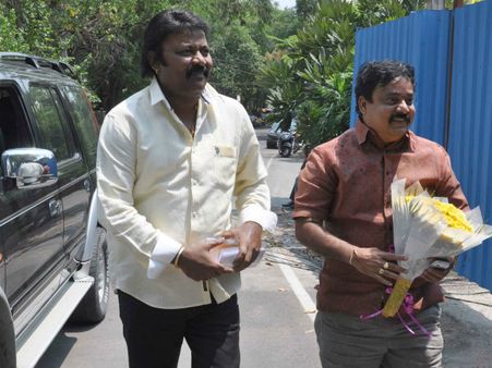 సినీ నటుడు, గాజువాక కాంగ్రెసు అభ్యర్థి జీవిపై దాడి