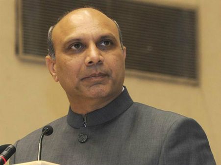 కోడ్ ఉల్లంఘన: ఆస్పత్రిలో పళ్లంరాజు ప్రచారం