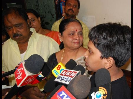 అర్ధరాత్రి ఇదేంపని: అభ్యర్థి ఫ్యామిలీ కన్నీరు(పిక్చర్స్)