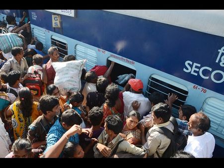 ఓటు వేసేందుకు తరలిన సీమాంధ్రులు(పిక్చర్స్)