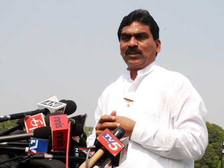 నోటీసుపై లగడపాటి ఆవేదన, జగన్ పార్టీ కార్యకర్త మృతి