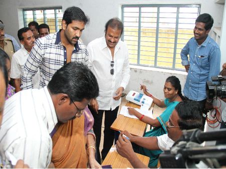 మా అమ్మ ఓటు నేను వేయొచ్చా: మోహన్‌బాబు