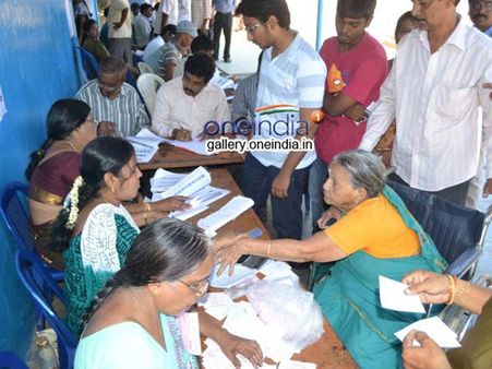 ఘర్షణల మధ్య సీమాంధ్రలో ముగిసిన పోలింగ్