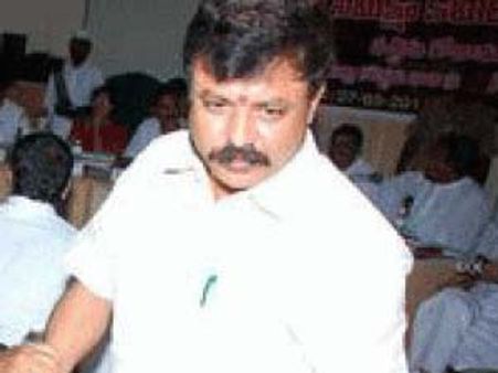 ధర్నా: ఇక్కడ చింతమనేని, అక్కడ వెంకటరమణ