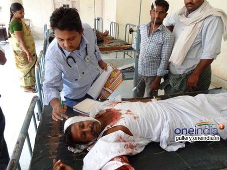 పోల్ హింస: పోలీస్ సహా 12 మందికి గాయాలు