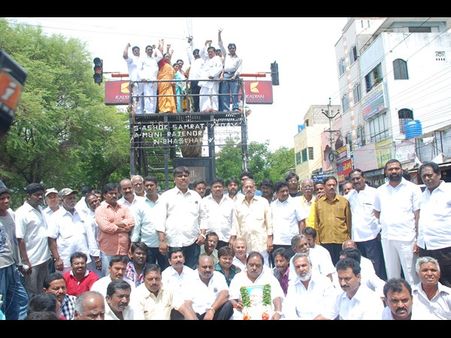 భూమనతో గొడవ: వెంకటరమణ ధర్నా(పిక్చర్స్)