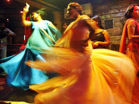 డ్యాన్స్‌కు బ్రేక్: బార్‌లలో యువతుల చిందులు బంద్!