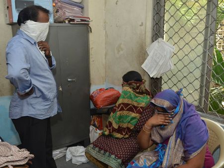 ఫొటో: మోసంతో విలాసజీవితం, టెక్కీ దంపతుల అరెస్టు