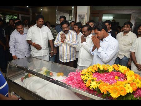 నేదురుమల్లికి జగన్, చిరు, నేతల నివాళులు (పిక్చర్స్)