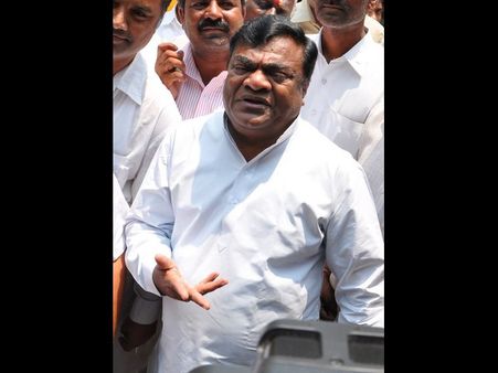 సోనియాకి కోట్లు: దామోదరపై బాబుమోహన్ సంచలనం