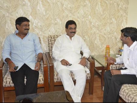 రాజకీయం లేదా: విశాఖకొచ్చి గంటాని కల్సిన లగడపాటి