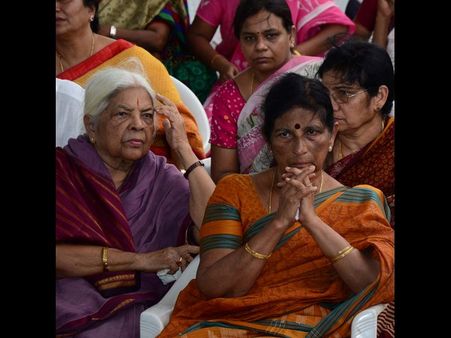 జనార్ధన్ అంత్యక్రియలు, రాజ్యలక్ష్మి కన్నీరు (పిక్చర్స్)