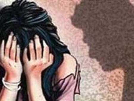 పెళ్లి చేసుకోవాలని కూతురు వరస అమ్మాయికి వేధింపు