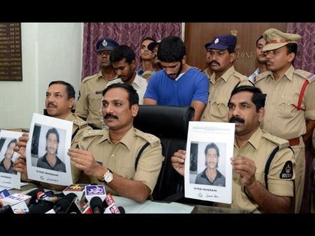 దొంగల ముఠా అరెస్ట్: బైకులు, గోల్డ్ సీజ్(పిక్చర్స్)