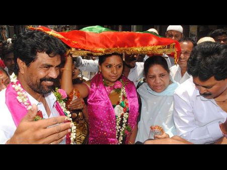 ఎన్నికల ఫలితాలు: కవిత ప్రార్థనలు(పిక్చర్స్)