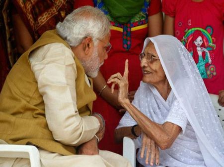 టీవీ ముందు మోడీ: వ్రతాలు ఫలించాయన్న తల్లి