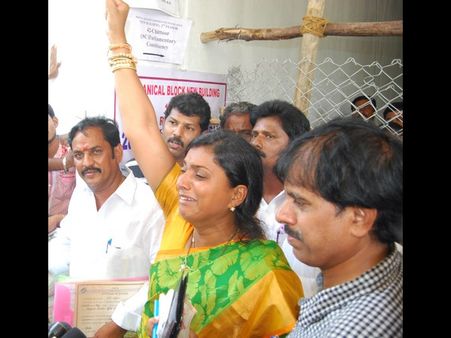  చిక్కింది: పట్టలేని ఆనందంలో రోజా కన్నీరు (పిక్చర్స్)