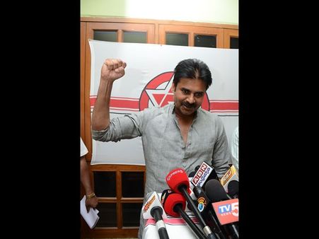 జగన్‌పై పోరు: పవన్ కళ్యాణ్ కెవ్వుకేక (పిక్చర్స్)