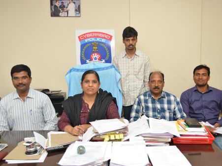 ఏపి‌ఆన్‌లైన్‌కు రూ. 1,91, 527 టోకరా: అరెస్ట్(ఫొటో)