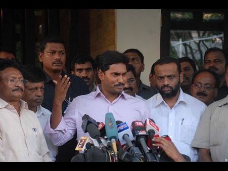 పేలని జ'గన్': ఓటమిని అంగీకరిస్తూ ఇలా (పిక్చర్స్)