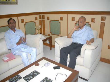 గవర్నర్‌తో భేటీ: పాలనాపరంగా కెసిఆర్ తొలి అడుగు