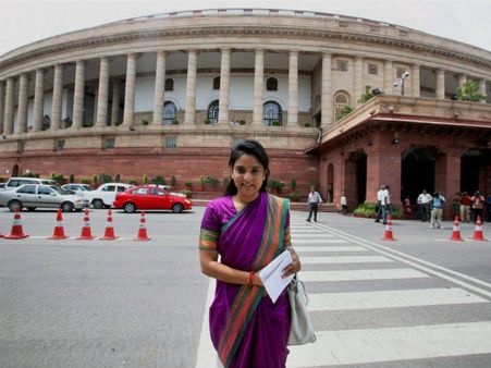 ఓటమి: ఇల్లు ఖాళీ చేసిన రమ్య, అభిమానుల ఆగ్రహం