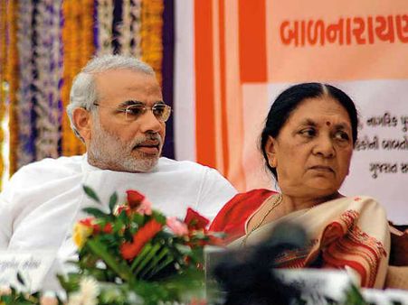 గుజరాత్ తొలి మహిళా సిఎంగా రికార్డ్: ఆనందీ ప్రమాణం