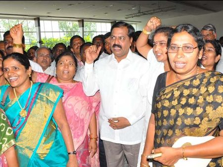 టీ స్థానికతపై గొడవ: గవర్నర్ ప్లాన్‌కు విఘాతం ?