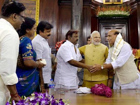 మీ భార్య ఎక్కడ?: విజయకాంత్‌తో మోడీ (పిక్చర్స్)