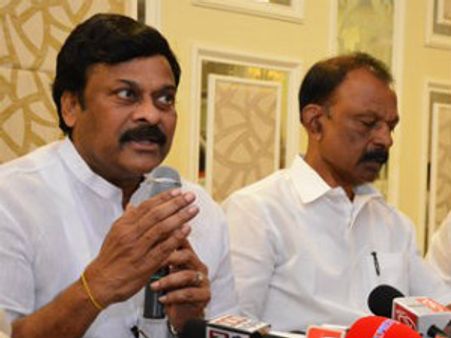 చిరు ముందు ఆఫ్షన్స్, బిజెపిలో చేరడం లేదని రుద్రరాజు