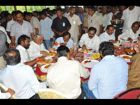 టీ స్టాఫ్‌తో కెసిఆర్ లంచ్: భరోసా, హెచ్చరిక (పిక్చర్స్)