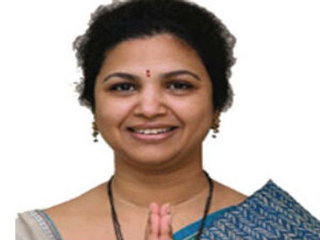 ఎంపి రేణుక కొత్త ఎత్తు: వైసిపిలోనే ఉంటా, కానీ ...