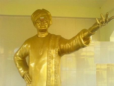 ఎన్టీఆర్ విగ్రహానికి చెప్పులు, మద్యం సీసా దండలు