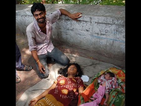  ఫుట్‌పాత్‌పై ప్రసవం, మహిళ మృతి (పిక్చర్స్)