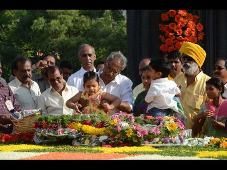 ఎన్టీఆర్‌కు పురంధేశ్వరి, బాబు విడిగానే (పిక్చర్స్)